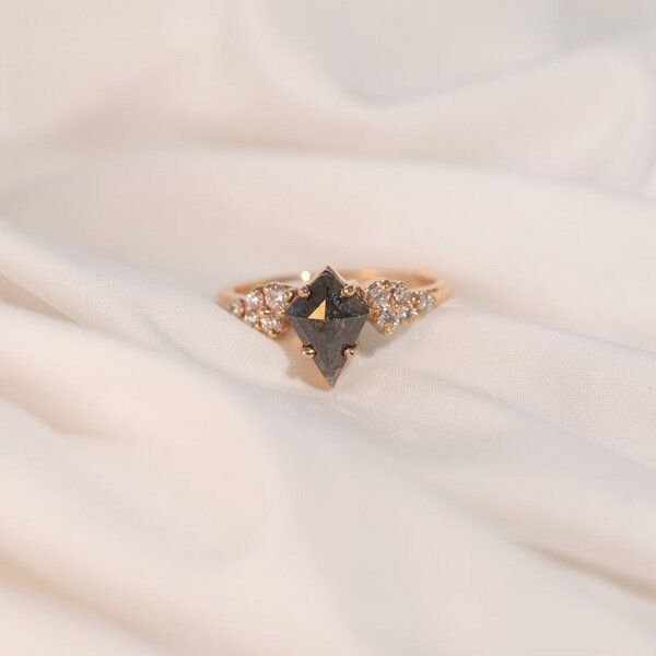 Eppi Goldener Ring mit einem Salt and Pepper Diamanten in Kite-Form Bret - Schmuck | Nachhaltige Produkte