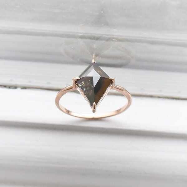 Eppi Minimalistischer Ring mit Salt and Pepper Diamanten Iban - Ringe | Nachhaltige Produkte