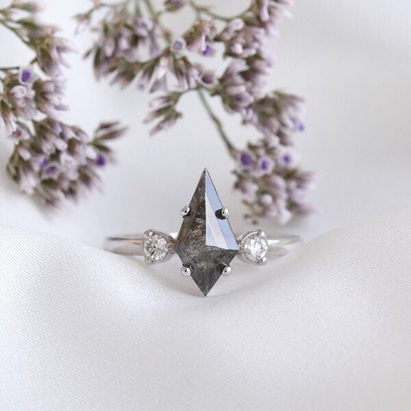 Eppi Goldener Ring mit Salt and Pepper Diamant in Kiteform Melitta - Ringe | Nachhaltige Produkte