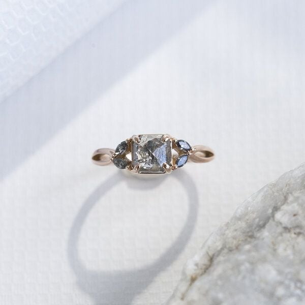 Eppi Ring mit einem Salt and Pepper Diamanten und Diamanten in Marquise-Form Sila - Schmuck | Nachhaltige Produkte
