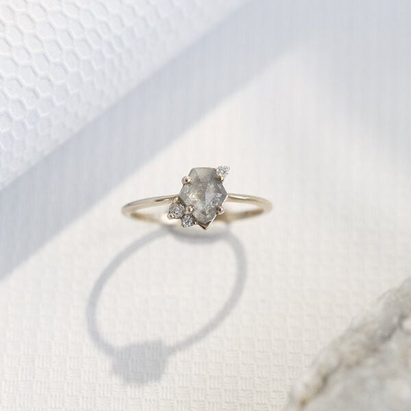 Eppi Goldener Ring mit Salt and Pepper Diamanten und Lab Grown Diamanten Kendra - Schmuck | Nachhaltige Produkte