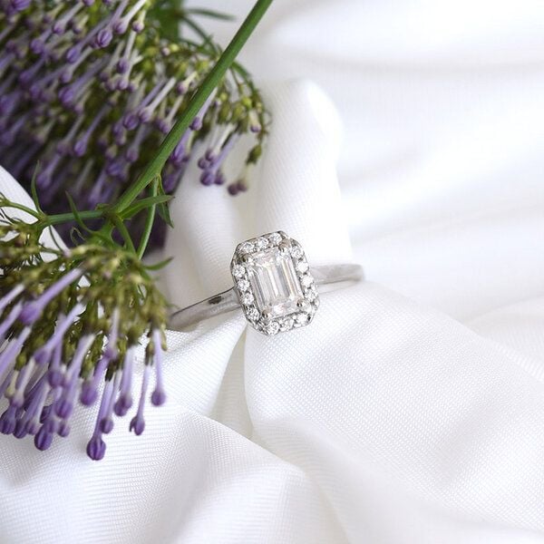 Eppi Verlobungsring aus Platin mit Emerald-Moissanit Valma - Schmuck | Nachhaltige Produkte