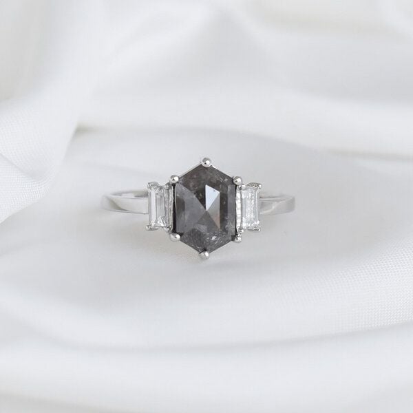 Eppi Ring mit Salt and Pepper Diamant und Saphiren Nadiia - Ringe | Nachhaltige Produkte
