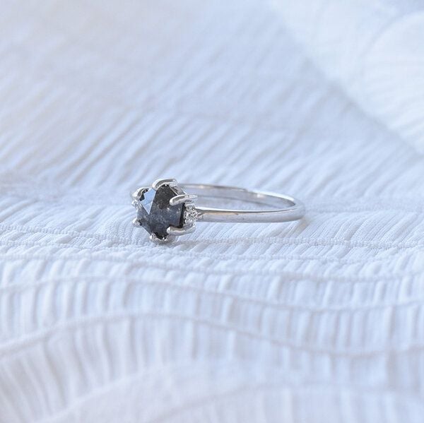 Eppi Goldring mit Salt and Pepper Diamant und Diamanten Felice - Ringe | Nachhaltige Produkte