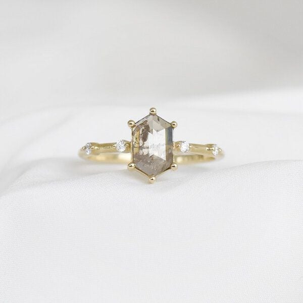 Eppi Goldring mit Hexagon Salt and Pepper Diamant Justine - Ringe | Nachhaltige Produkte