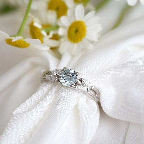 Eppi Verlobungsring mit Aquamarin und Moissaniten Halym - Schmuck | Nachhaltige Produkte
