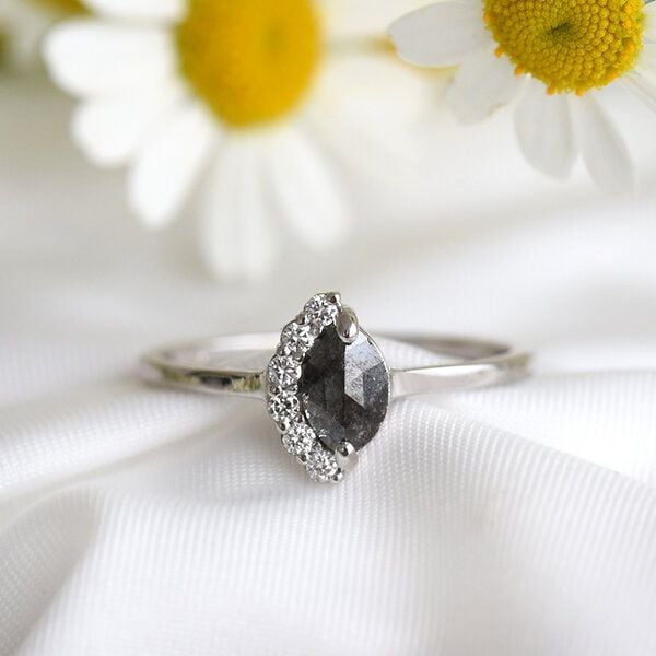 Eppi Verlobungsring mit Marquise Salt and Pepper Diamant Susi - Ringe | Nachhaltige Produkte