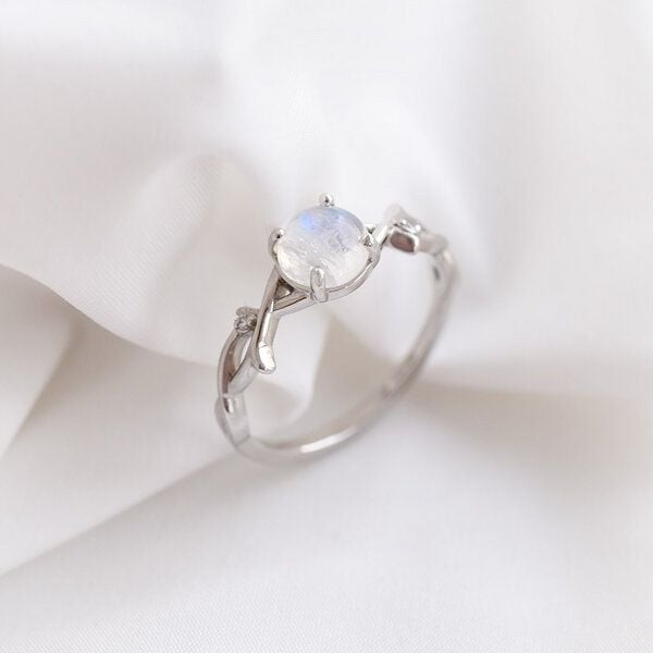 Eppi Romantischer Ring mit Mondstein und Diamanten Makena - Ringe | Nachhaltige Produkte