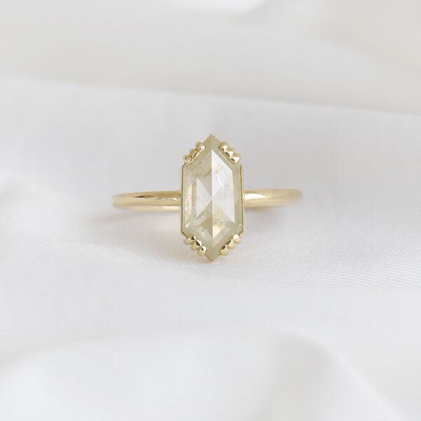 Eppi Goldener Ring mit Hexagon Salt und Pepper Diamanten Yene - Ringe | Nachhaltige Produkte