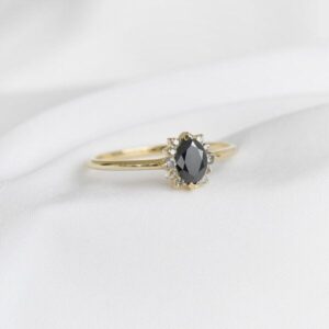 Eppi Verlobungsring mit schwarzem Marquise Diamanten Mya - Ringe | Nachhaltige Produkte