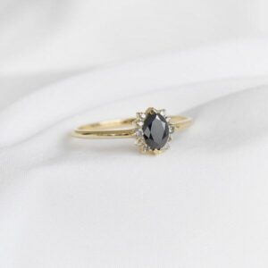 Eppi Verlobungsring mit schwarzem Marquise Diamanten Mya - Ringe | Nachhaltige Produkte