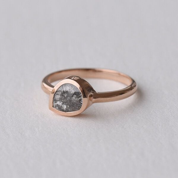 Eppi Goldener Ring mit Salt´n´Pepper Pear-Diamant Luna - Ringe | Nachhaltige Produkte
