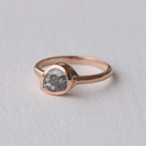 Eppi Goldener Ring mit Salt´n´Pepper Pear-Diamant Luna - Ringe | Nachhaltige Produkte